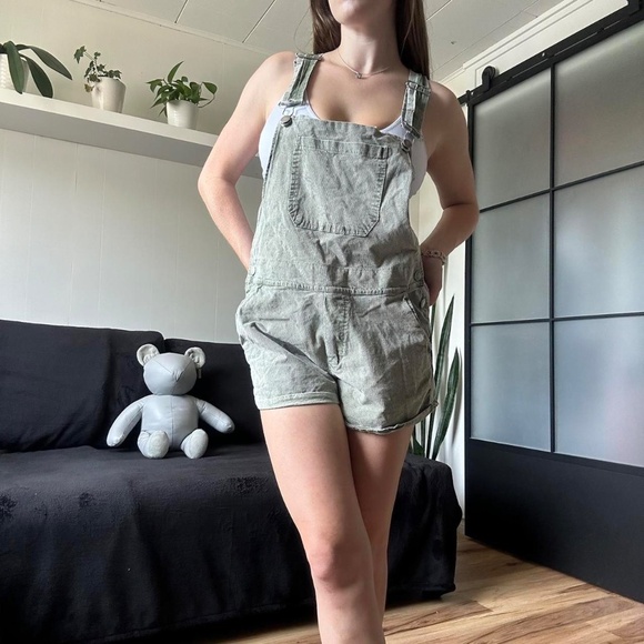 Green Overall Shorts - Picture 4 of 8